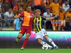 Nordin Amrabat en Dirk Kuyt zijn in een hevig duel verwikkeld in de topper tussen Galatasaray en Fenerbache (11-08-2013)