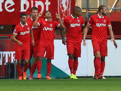 Met z'n allen vieren de spelers van FC Twente de 1-2 van Jesús Corona (m.). (13-09-2014)