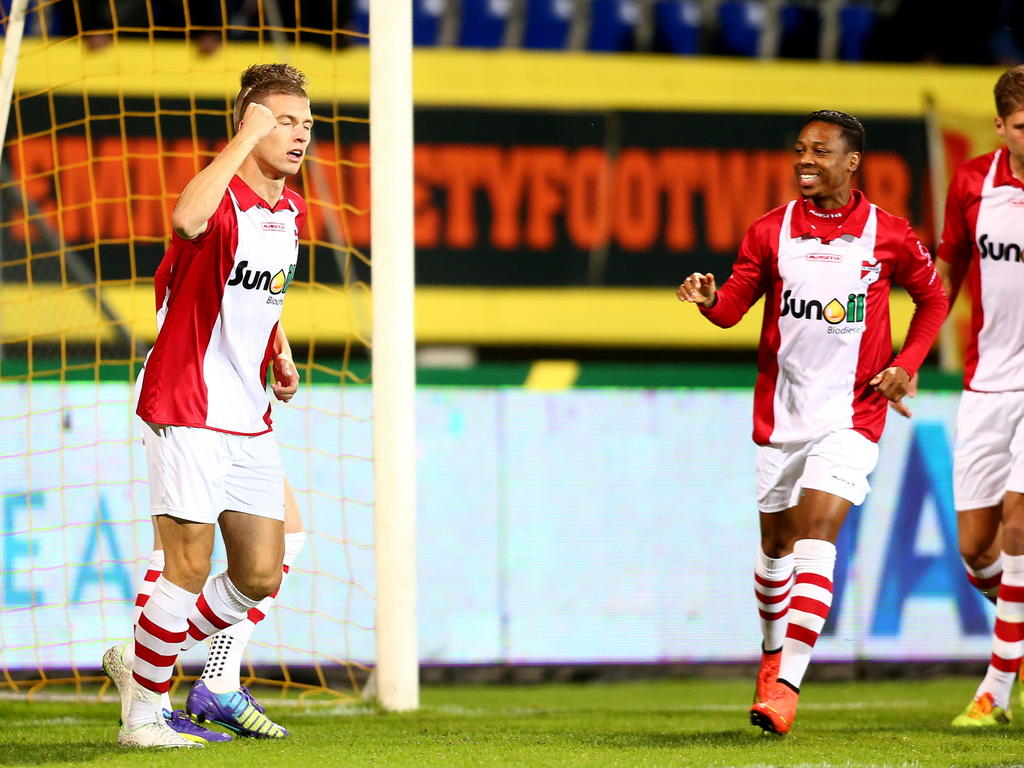 Alexander Bannink viert één van zijn drie doelpunten namens FC Emmen tegen Fortuna Sittard. (1-11-2014).