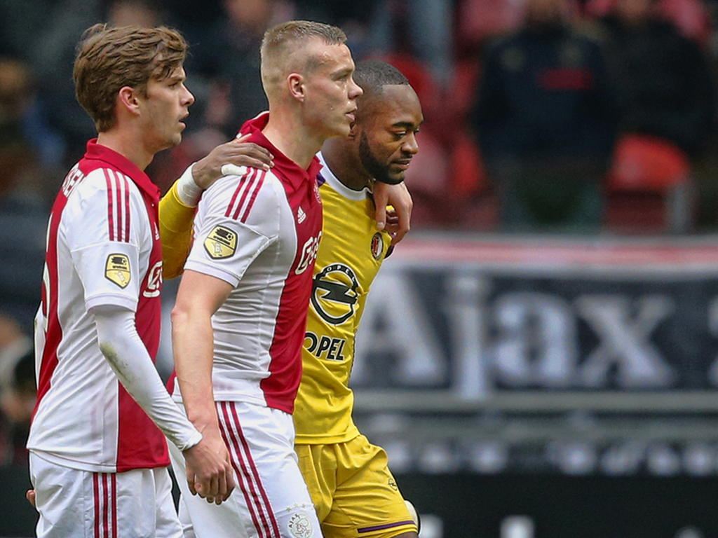 Gebroederlijk verlaten Lucas Andersen (l.), Kolbeinn Sigþórsson (m.) en Kenneth Vermeer (r.) het veld van de ArenA na afloop van De Klassieker tussen Ajax en Feyenoord. (25-01-2015)
