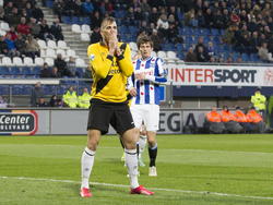 Mats Seuntjens kan het niet geloven. De aanvaller van NAC Breda heeft zojuist een grote kans gemist in de wedstrijd tegen sc Heerenveen. (04-04-2015)