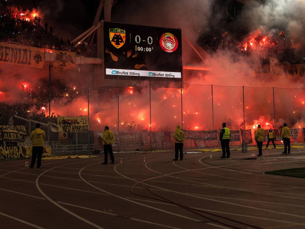 Poco después unos 25 hinchas del AEK saltaron al terreno de juego. (Foto: Imago)