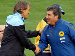 Carlos Reinoso (dcha.) en el 2011 como entrenador del América. (Foto: Getty)