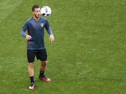 Eden Hazard houdt een balletje hoog tijdens de training van België, dat binnenkort de eerste wedstrijd speelt op het EK. (12-06-2016)