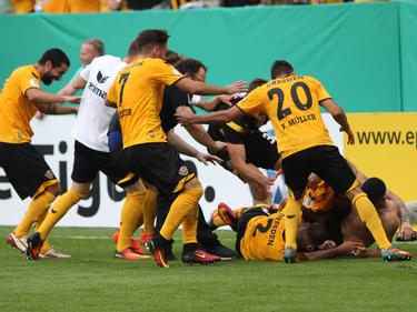 El Dinamo Dresde celebra su victoria ante el equipo de la Bundesliga. (Foto: Imago)