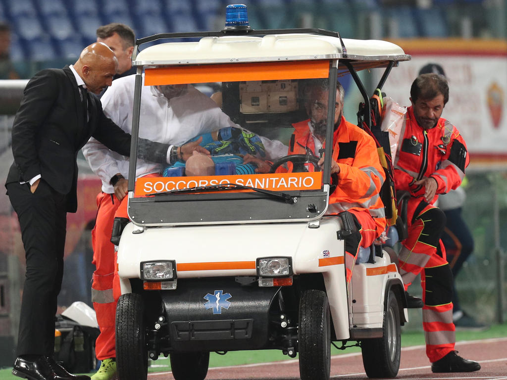 Fair Play: Roma-Trainer Luciano Spaletti (l.) spendet dem verletzten Robert Almer Trost Fair Play: Roma-Trainer Luciano Spaletti (l.) spendet dem verletzten Robert Almer Trost