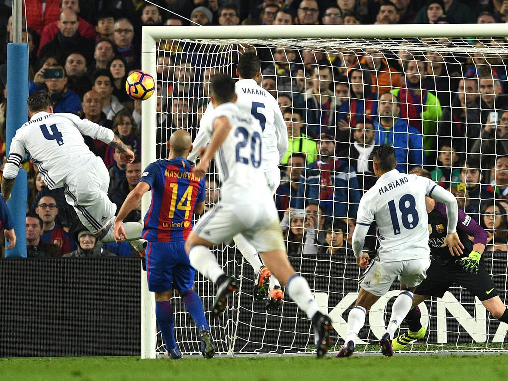 Sergio Ramos (li.) sichert Real in letzter Sekunde einen Punkt gegen den FC Barcelona