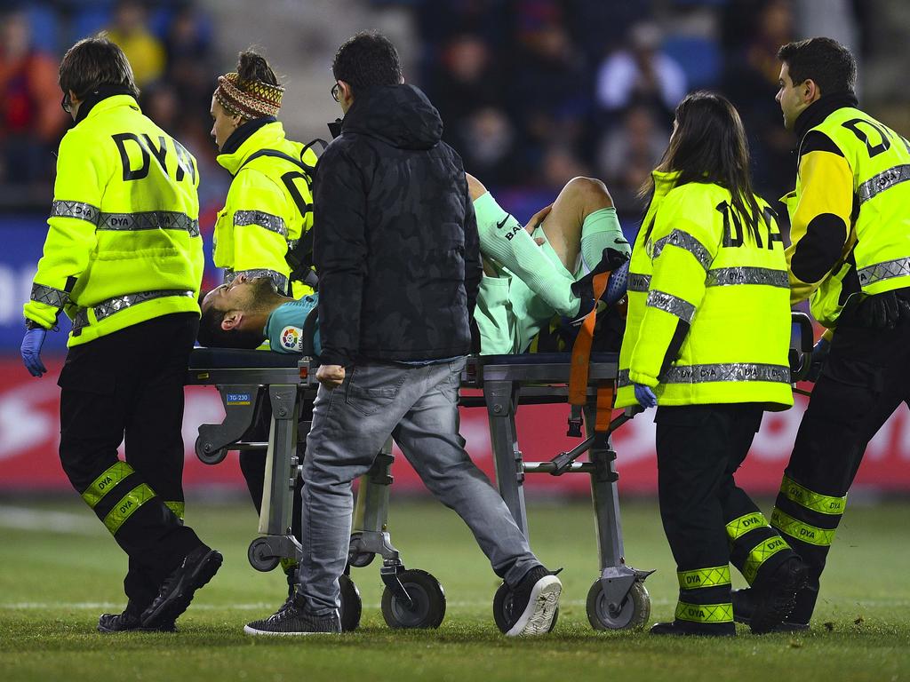 En un balón disputado Escalante entró con violencia al internacional español. (Foto: Getty)