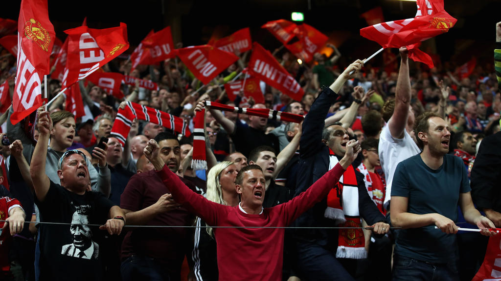 Europa League » News » Man Utd fans celebrate triumph after tragedy