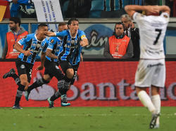 Cícero y Geromel celebran el único gol del partido. (Foto: Getty)