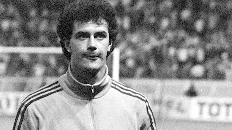 Gewann mit dem 1. FC Köln Köln die Meisterschaft und den DFB-Pokal: Gerhard Strack Gewann mit dem 1. FC Köln Köln die Meisterschaft und den DFB-Pokal: Gerhard Strack