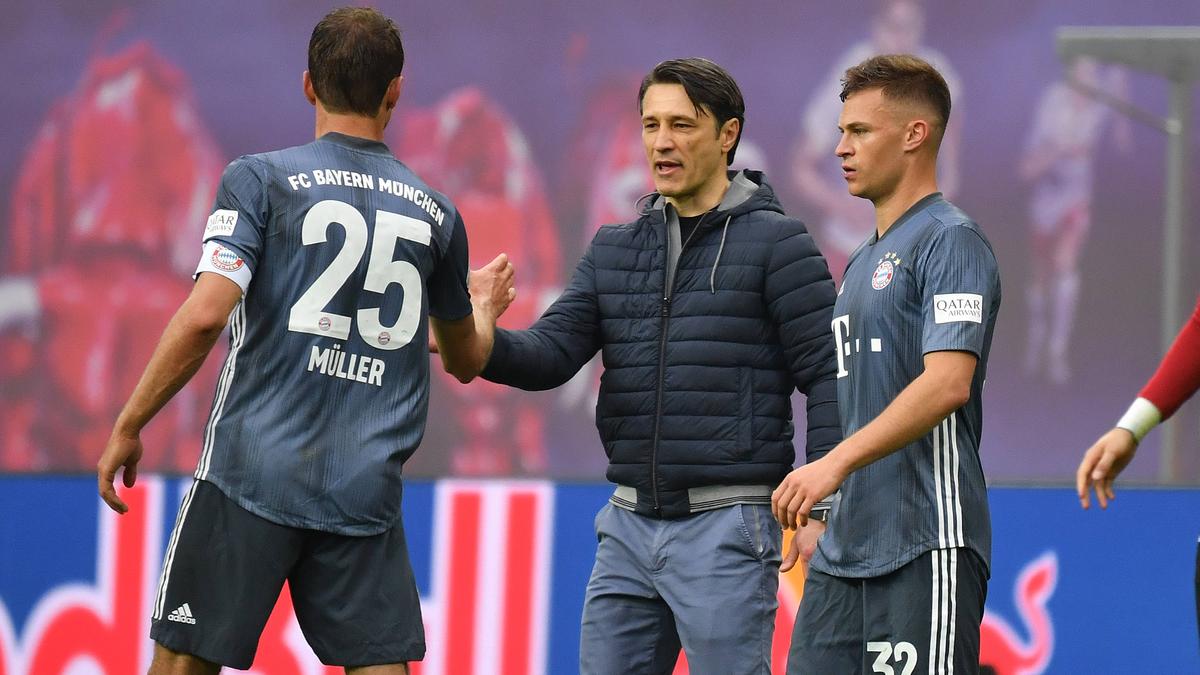 Niko Kovac (M.) trifft am Sonntagabend auf seinen Ex-Klub FC Bayern