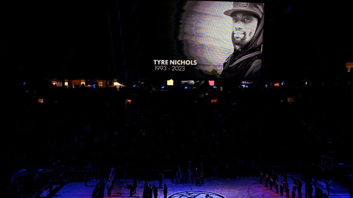 Die Fans und Spieler der Memphis Grizzlies und der Minnesota Timberwolves gedenken Tyre Nichols in einer Schweigeminute