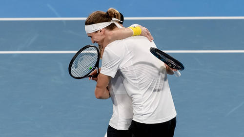Alexander Zverev (r.) und Laura Siegemund gewannen das entscheidende Doppel