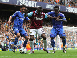 Victor Obinna (M.) setzt sich im Trikot von West Ham United gegen zwei Chelsea-Akteure durch