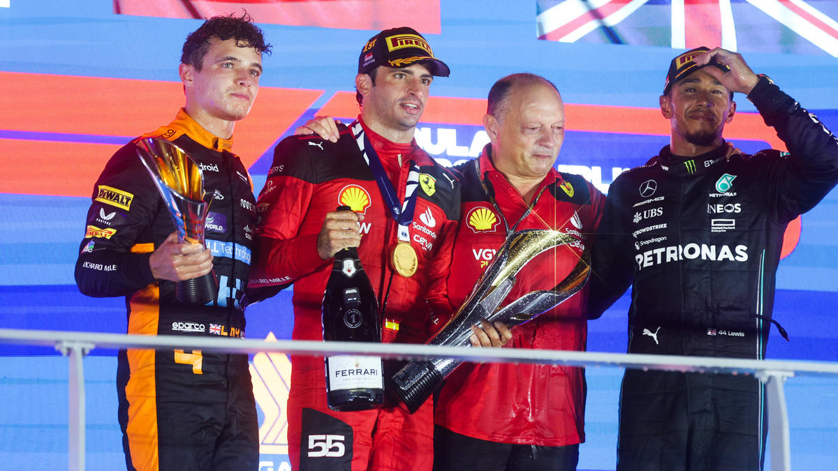 Carlos Sainz (2.v.l.) und sein Ferrari-Teamchef Fred Vasseur auf dem Podium