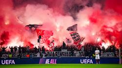 Die Fans des VfB Stuttgart haben bei der Champions League-Begegnung mit Atalanta Bergamo massiv Pyrotechnik gezündet.