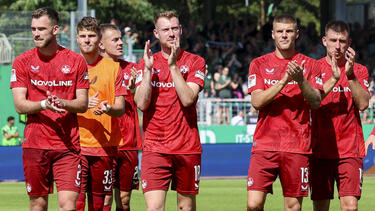 Jannik Mause (M.) ist beim 1. FC Kaiserslautern derzeit nur Ergänzungsspieler