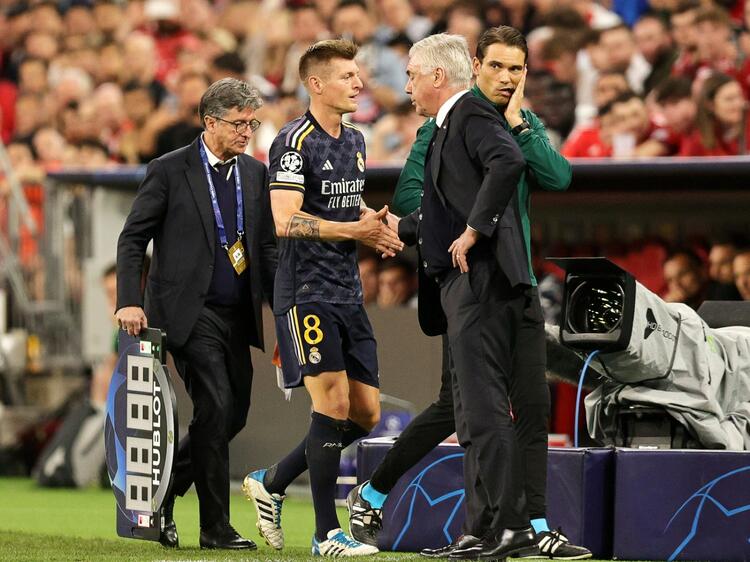 Real Madrids Trainer Carlo Ancelotti (rechts) bewundert Toni Kroos