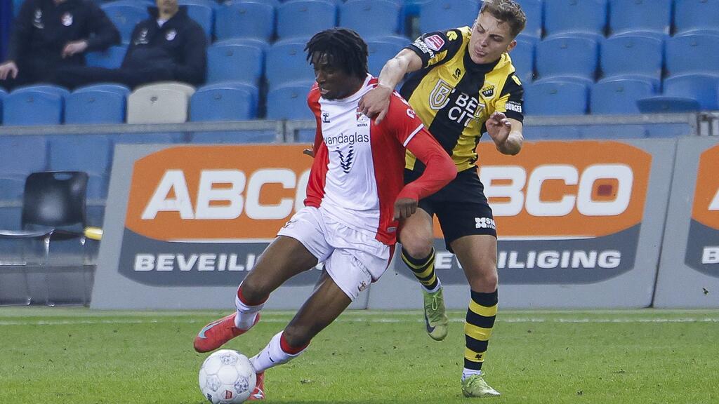 Kelian Nsona (l.) ist derzeit für den FC Emmen am Ball Kelian Nsona (l.) ist derzeit für den FC Emmen am Ball