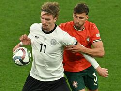 Nick Woltemade (l) hatte bei seinem Länderspiel-Debüt gegen Portugals Abwehrrecken einen schweren Stand.