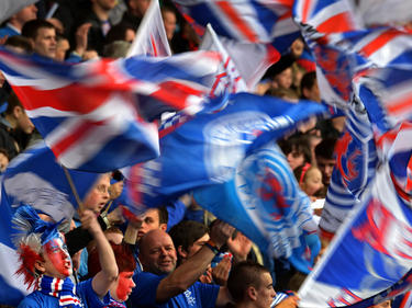 Die Fans des schottischen Rekordmeisters Glasgow Rangers feiern ihr Team während des Viertligamatches gegen die Berwick Rangers (4.5.2013).