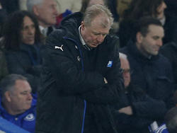 Steve McClaren baalt van het slechte spel van Newcastle United op bezoek bij Chelsea. (13-02-2016)