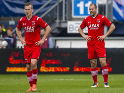 Stijn Wuytens (l.) en Ron Vlaar (r.) balen van de 4-2 nederlaag van AZ op bezoek bij sc Heerenveen. (10-04-2016)