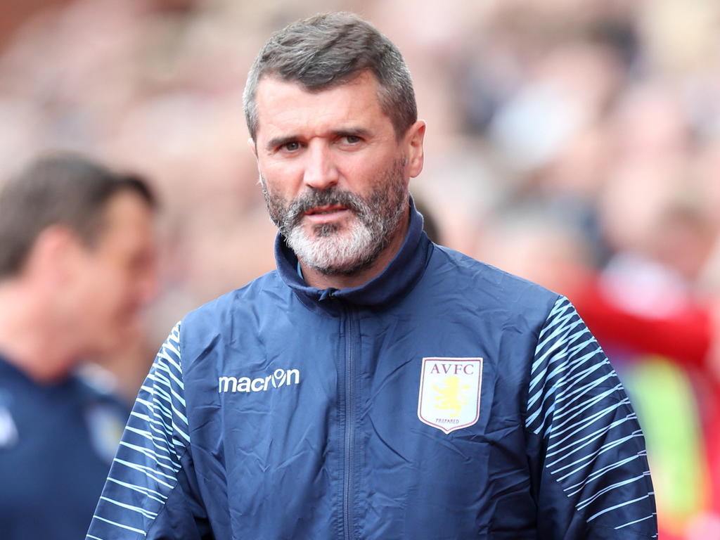 Roy Keane schuwt de camera niet als assistent-trainer van Aston Villa. Hier kijkt hij recht in de lens voor de wedstrijd Stoke City - Aston Villa. (16-08-2014)