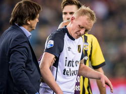 Henrico Drost (m.) moet zich tijdens Vitesse - NAC Breda laten vervangen omdat zijn schouder uit de kom is geschoten. (25-10-2014)