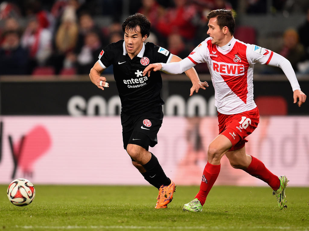 Shinji Okazaki (l.) vom FSV Mainz 05 und der Kölner Pawel Olkowski im Laufduell