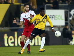 Jeffrey Sarpong (r.) zoekt afspeelmogelijkheden tijdens het competitieduel NAC Breda - FC Utrecht. (29-11-2014)