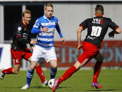 Stef Nijland (m.) komt tijdens PEC Zwolle - Excelsior al in de eerste helft in het veld en de aanvaller houdt hier Rick Kruys (l.) en Jeff Stans bezig. (22-03-2015)