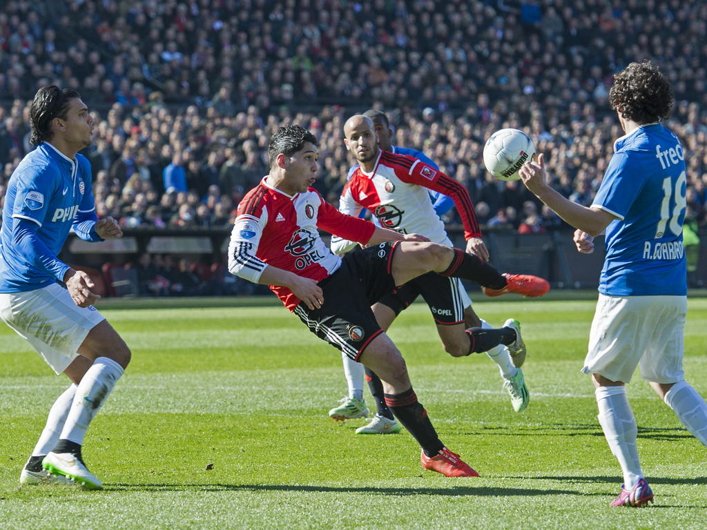 Anass Achahbar (m.) van Feyenoord waagt een doelpoging tussen PSV'ers Karim Rekik (l.) en Andrés Guardado (r.). Op de achtergrond kijkt Karim El Ahmadi van Feyenoord toe. (22-03-2015)