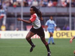 Gaston Taument namens Feyenoord in actie. Het speelt het duel met FC Groningen in 1990. Op dat moment was de buitenspeler op zijn hoogtepunt in zijn carrière. (16-09-1990)