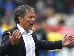 Trainer Henk de Jong reageert verbaasd op een beslissing van de scheidsrechter tijdens de wedstrijd SC Cambuur - Feyenoord. (16-08-2015)