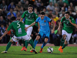 Munir El Haddadi (ctr.) intenta marcharse de tres jugadores del Villanovense. (Foto: Getty)