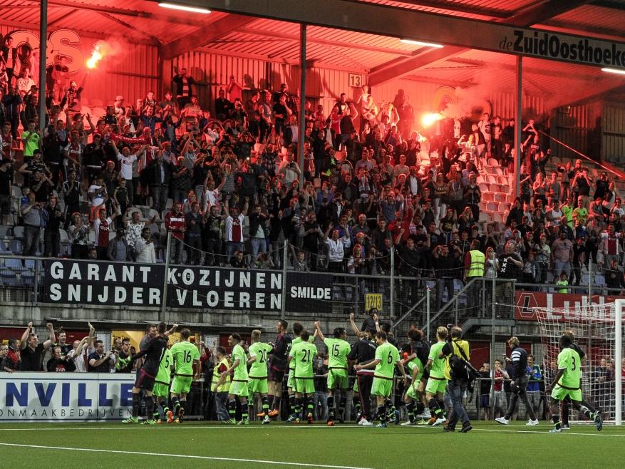 De talenten van Ajax A1 vieren het kampioensfeest met de meegereisde supporters in de JENS Vesting van FC Emmen, waar de beslissingswedstrijd tegen PSV A1 werd gespeeld. (10-05-2016)