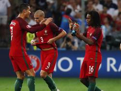 Renato Sanches (r.) heeft Portugal op gelijke hoogte gebracht tegen Polen: 1-1. Het jonge talent wordt gefeliciteerd door Cristiano Ronaldo (l.) en Pepe (m.). (30-06-2016)