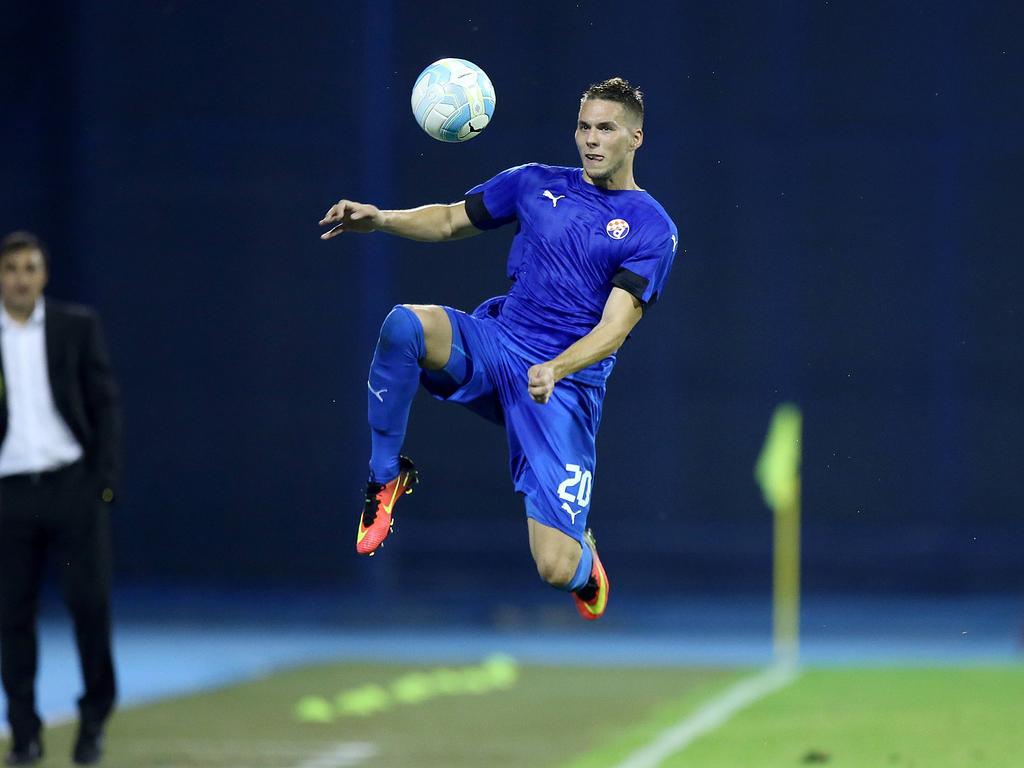 Marko Pjaca probeert de bal te controleren tijdens het duel in de voorronde van de Champions League tussen Dinamo Zagreb en Vardar Skopje (20-07-2016).