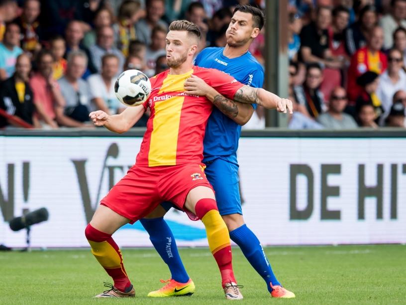 Dario Dumić (r.) probeert tijdens de wedstrijd Go Ahead Eagles - NEC Leon de Kogel (l.) van de bal te krijgen. (14-08-2016)