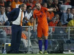 Daley Blind (r.) overlegt met zijn vader en bondscoach Danny Blind (l.) tijdens Nederland-Griekenland. Het oefenduel gaat met 1-2 verloren. (01-09-2016)