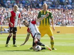 Jan-Arie van der Heijden (m.) is attent en speelt de bal weg voor de voeten van ADO Den Haag-verdediger Tommy Beugelsdijk (r.), die alleen maar kan toekijken. Op de achtergrond kijkt Lucas Woudenberg (l.). (11-09-2016)
