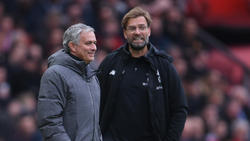 Jürgen Klopp (r.) sieht Mourinhos Aussagen entspannt