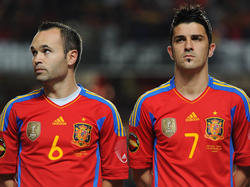 Iniesta y villa posan con la camiseta de la selección española. (Foto: Getty)