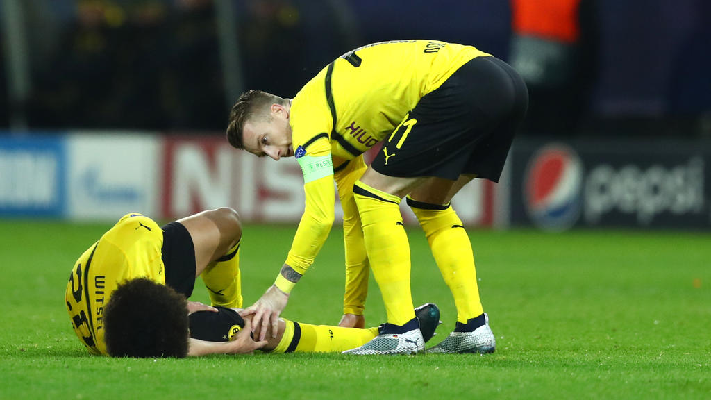 Dortmunds Axel Witsel liegt beim Spiel gegen den FC Brügge verletzt auf dem Rasen