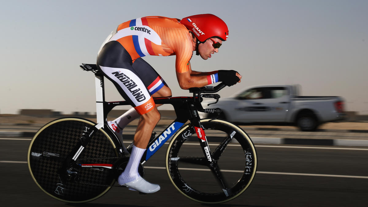 Tom Dumoulin war im Finale des vierten Giro-Teilstücks in den Straßengraben gestürzt Tom Dumoulin war im Finale des vierten Giro-Teilstücks in den Straßengraben gestürzt