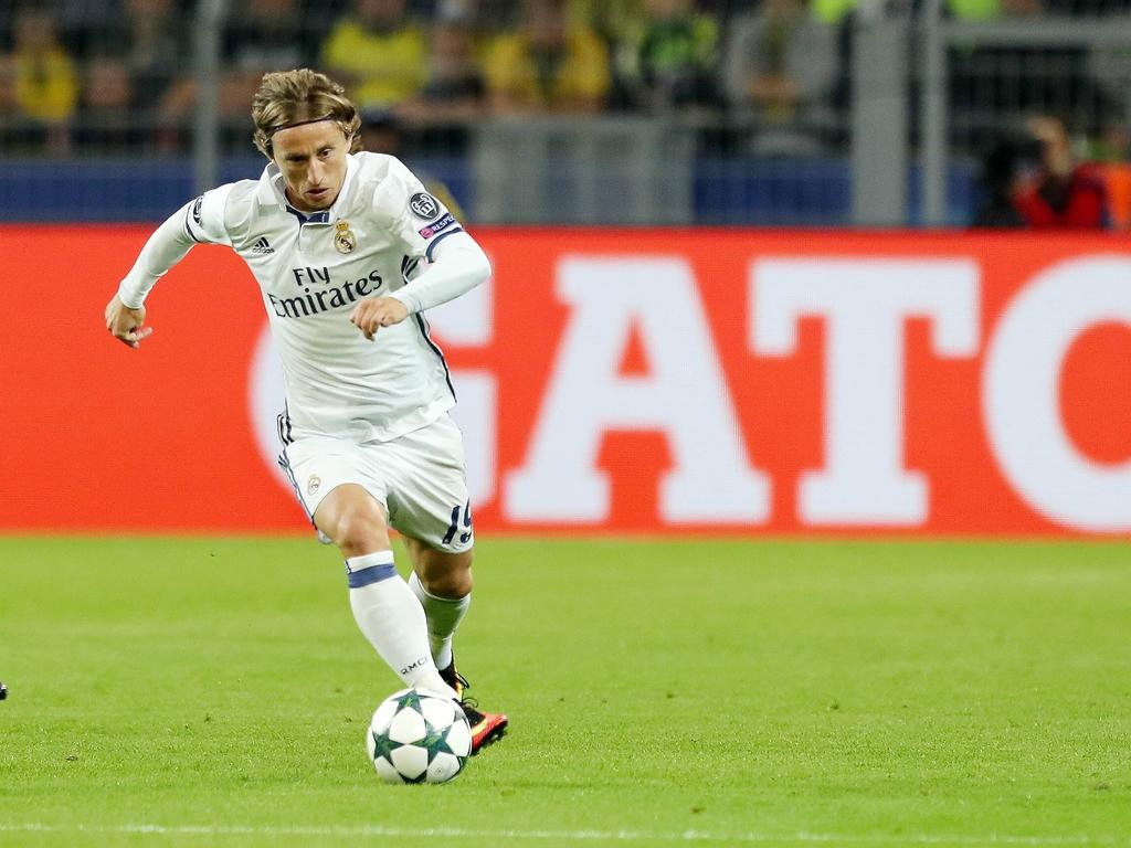 Luka Modrić gaat er met de bal vandoor tijdens het Champions League-duel Borussia Dortmund - Real Madrid (27-09-2016).