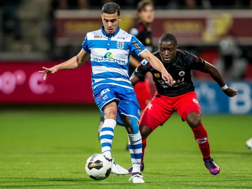 Leeroy Owusu (r.) zet druk op Mustafa Saymak tijdens de competitiewedstrijd Excelsior - PEC Zwolle. (21-10-2016)