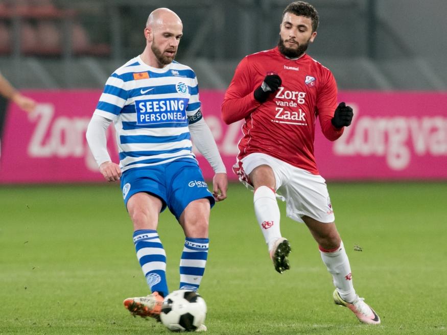 Bryan Smeets (l.) is namens De Graafschap Zakaria Labyad van Jong FC Utrecht te snel af. (30-01-2017)